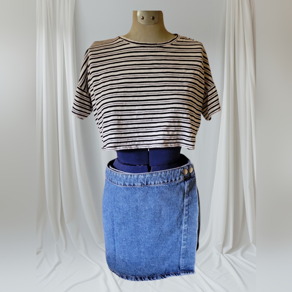 SEASON END SPECIAL Forever 21 Top Crop T-shirt B&W Stripes EUC Size S Jr.